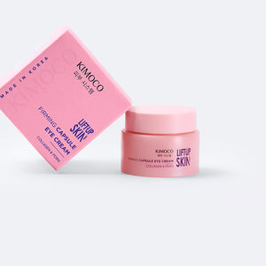 Po środku różowe pudełko oparte o różowy słoiczek kosmetyku Lift-Up Skin Firming Capsule Eye Cream, na białym tle.