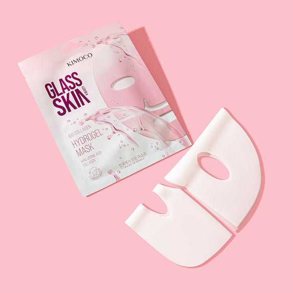 Z lewej opakowanie "Kimoco Glass Skin Bio Collagen Hydrogel Mask", z prawej dwuczęściowa hydrożelowa maseczka z wycięciami na oczy i usta, na różowym tle.