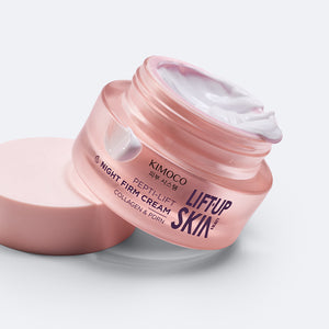Otwarty różowy słoiczek kosmetyku Kimoco Lift-Up Skin Pepti-Lift Night Firm Cream z kolagenem i PDRN, oparty o zdjętą zakrętkę, z widoczną białą konsystencją kremu wewnątrz, na jasnoszarym tle